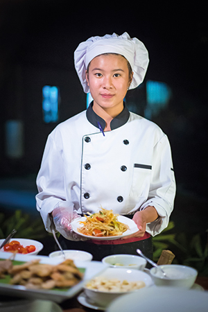 1206_restaurant_Tong_stocker_shutterstock_609043289.jpg